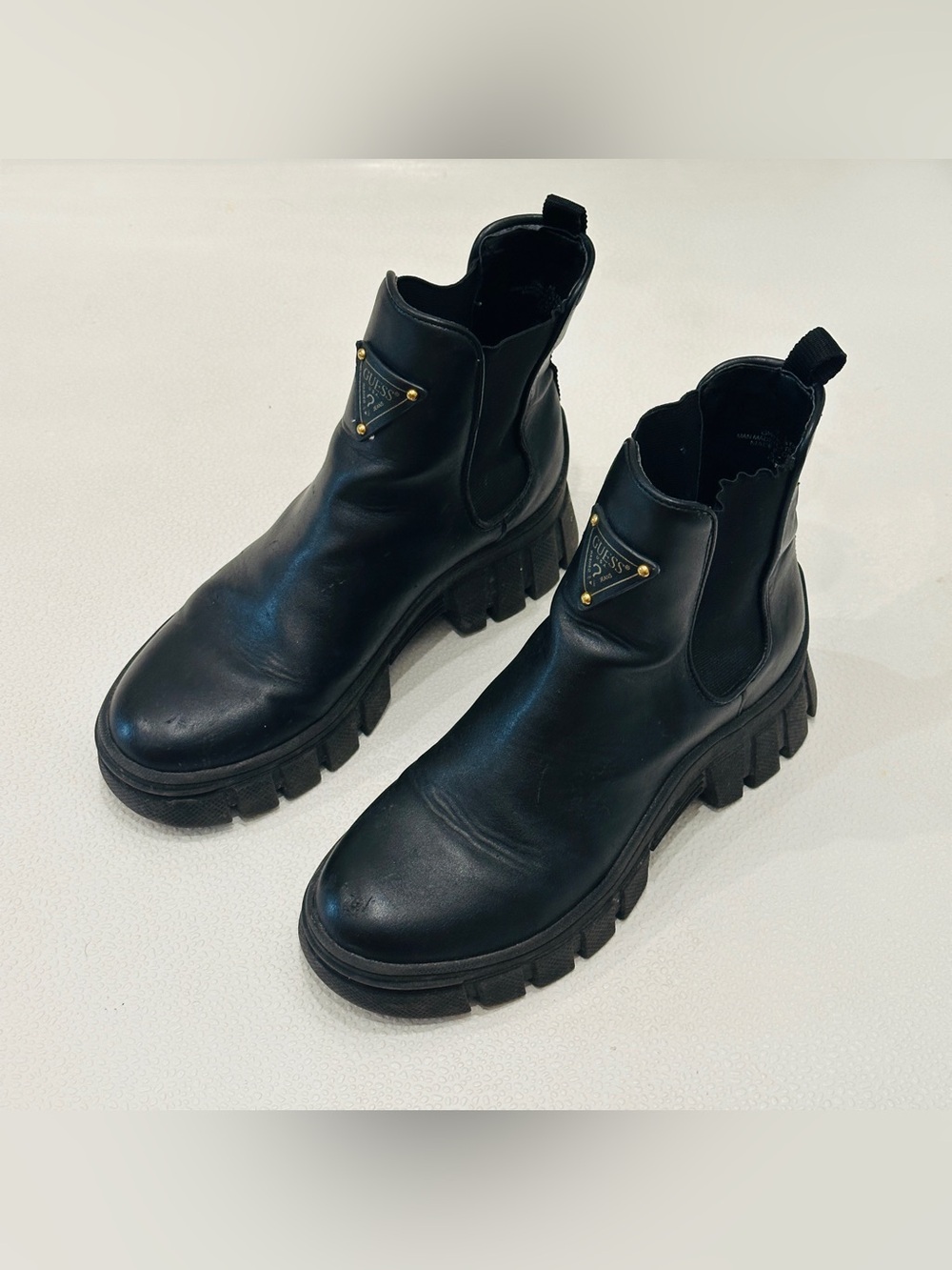 🔥GUESS Black Men’s Lug-Sole Chukka Boots with Gold Logo